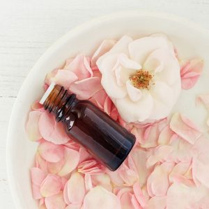 عطر درمانی یا آروماتراپی(رایحه درمانی) و خواص درمانی آن